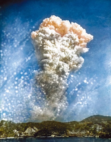 呉市の吉浦町（現・若葉町）の海軍工廠砲煩実験部から見た広島原爆のきのこ雲　撮影者：尾木正己　写真カラー化：渡邉英徳（東京大学大学院）