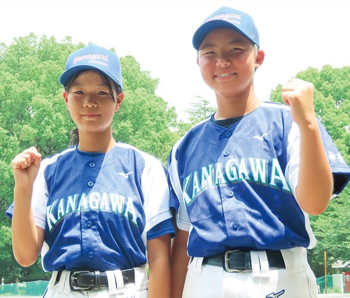 ガッツポーズをする麻田さん（右）と有村さん