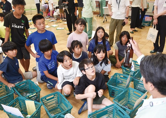 ごみの分別について学ぶ児童