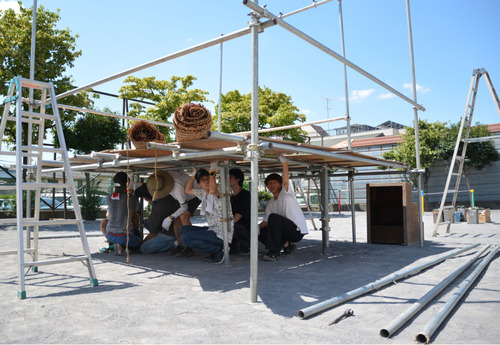 協力してやぐらを作る若手有志