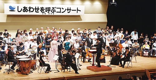 ステージで歌声を披露する参加者（昨年）