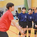 選手からレシーブを学ぶ中学生