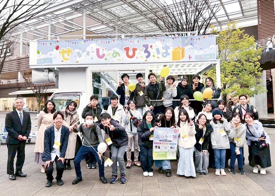 記念写真に納まるメンバーら＝流山市で（提供）