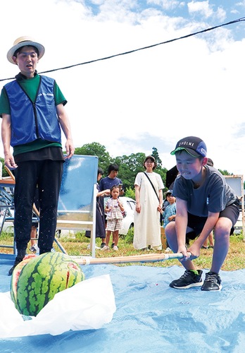 スイカ割りに挑戦した児童