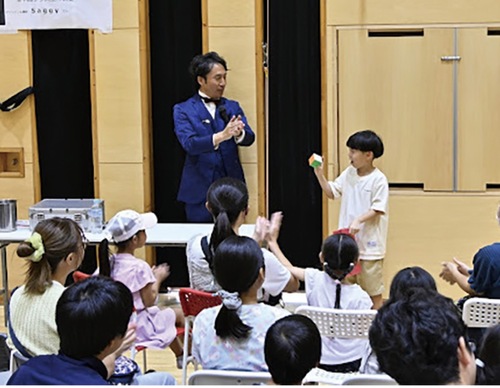 マジックショーには子どもも参加