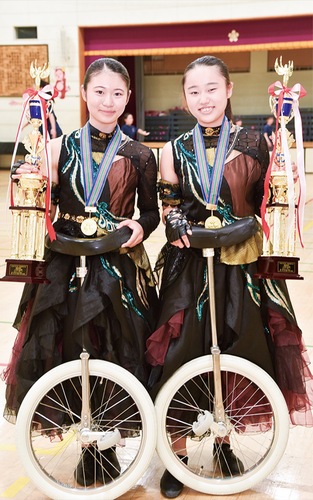 総合優勝のトロフィーを持つ竹地さん（右）と無藤さん