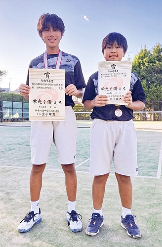 賞状を手にする庄司兄弟