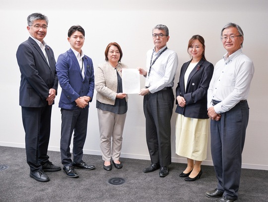 池之上局長に要望書を渡す工藤市議ら