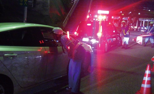 飲酒検査を行う警察官＝提供