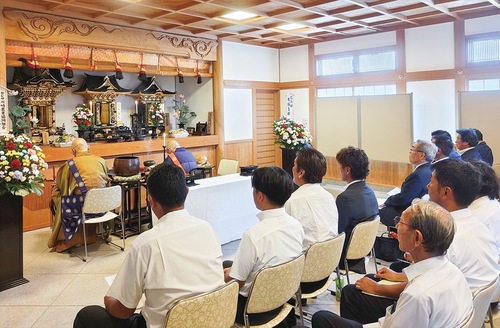 読経する住職と参加者