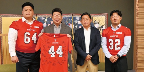 (左から)大久保選手、福田市長、山本ＨＣ、近田選手