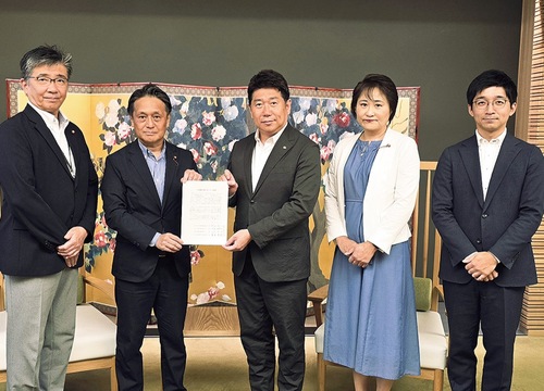 福田市長（中央）に要望書を手渡す４会派の団長
