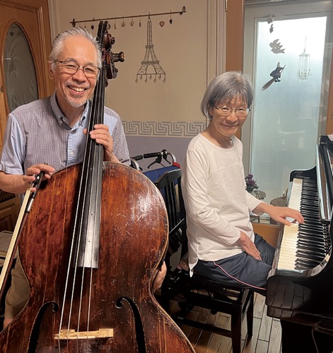 自宅のスタジオで練習する大西夫妻