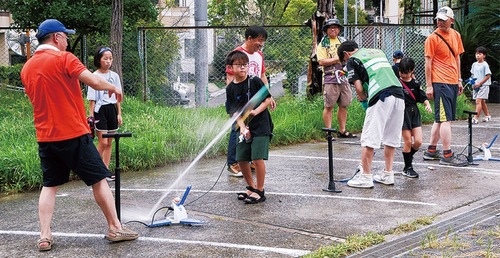 発射台からロケットを飛ばす子どもたち