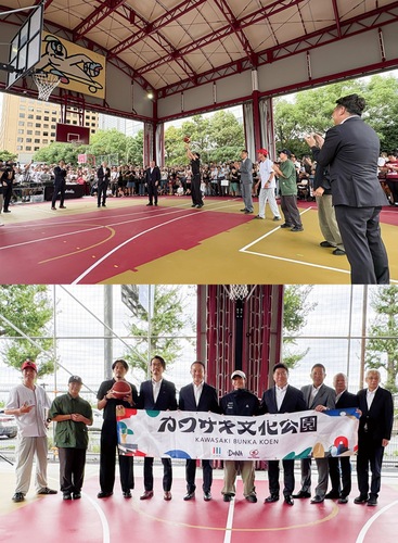 （上）投げ初め式の篠山選手（下）記念撮影＝ＤｅＮＡ提供