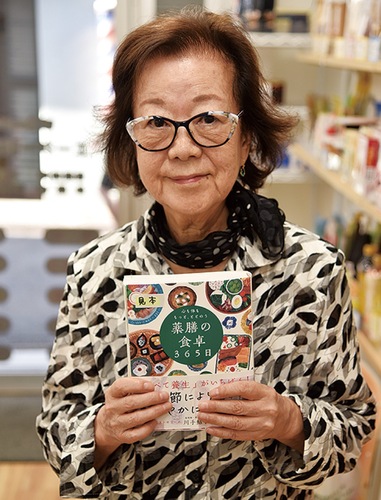 入賞した書籍を持つ川手さん