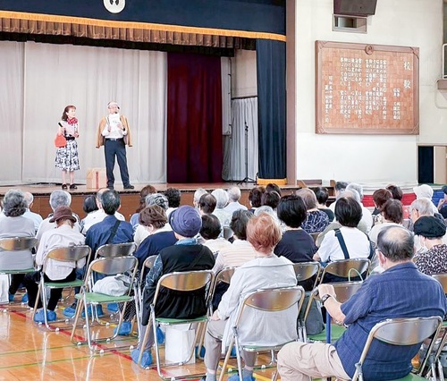 イベントを楽しむ高齢者たち
