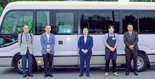 バスの前に並ぶ左から武井会長、小泉副区長、齋藤区長、岩森・初山店長、堀田マネージャー