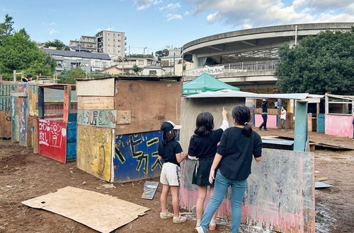 ペンキを塗る小学女児
