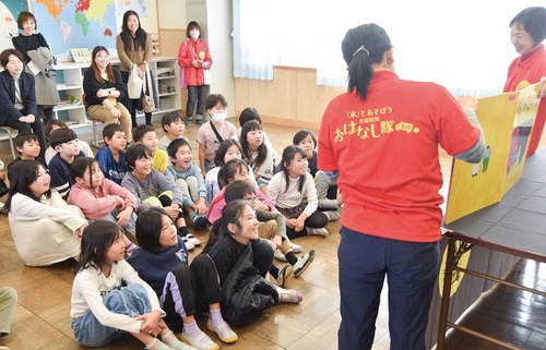 読み聞かせに笑顔を見せる児童