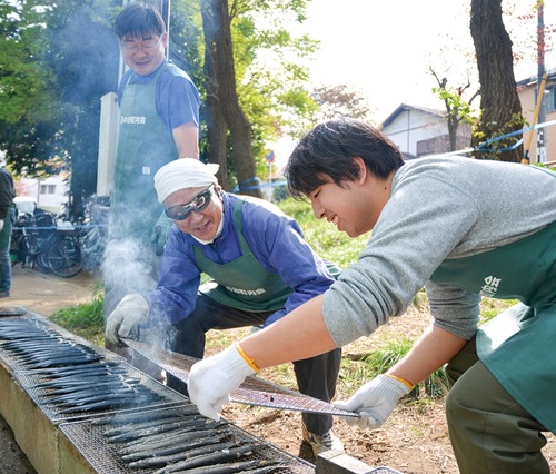 サンマを焼く運営協議会のメンバー