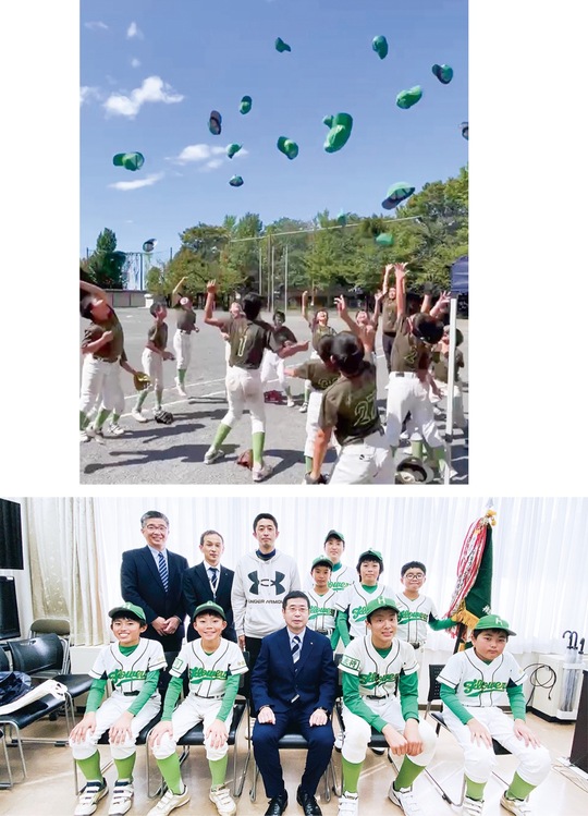 全国出場を決め帽子を空に投げる選手（上）齋藤区長を表敬した選手ら（下）