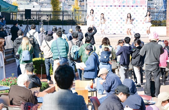 多くの人でにぎわった会場