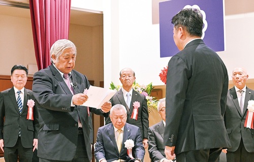 市民79人が表彰された