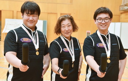 世界一に輝いた、田村さん(中央)と清水口陽さん(右)・翔さん