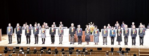 壇上に上がる表彰者