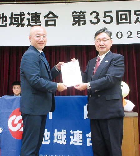 齊藤新議長（左）から感謝状を受け取る渡部前議長