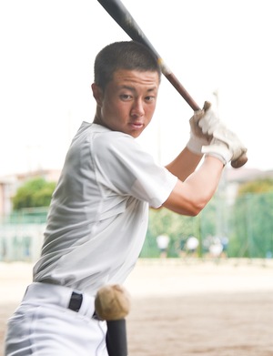 バッティング練習に集中する荒川さん