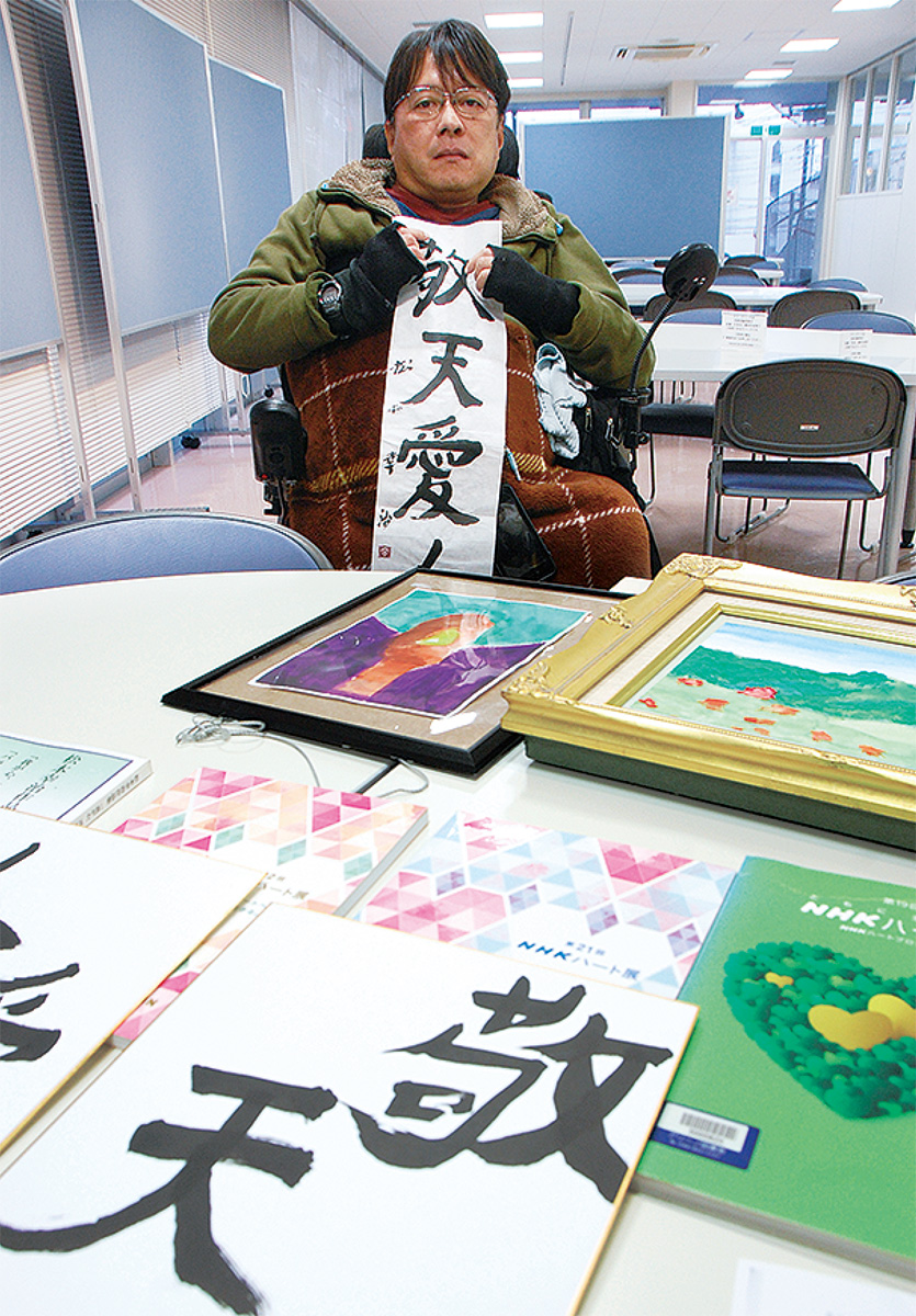 頸椎損傷で熱心に創作 松本さんが初の個展 宮前区 タウンニュース