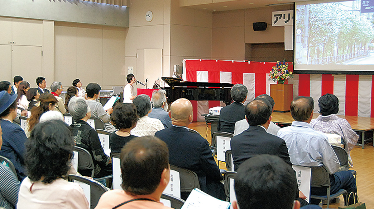 施設テーマソングを聴きながら写真を鑑賞