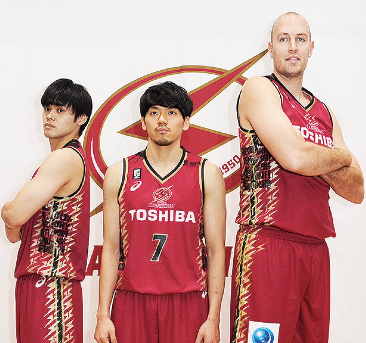 限定ユニホームを披露する篠山選手（中央）、藤井選手ら