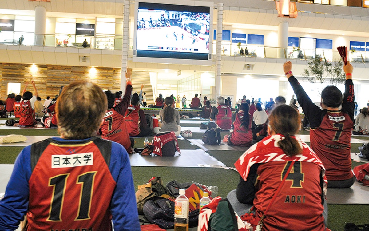 画面越しに応援するファン＝２日