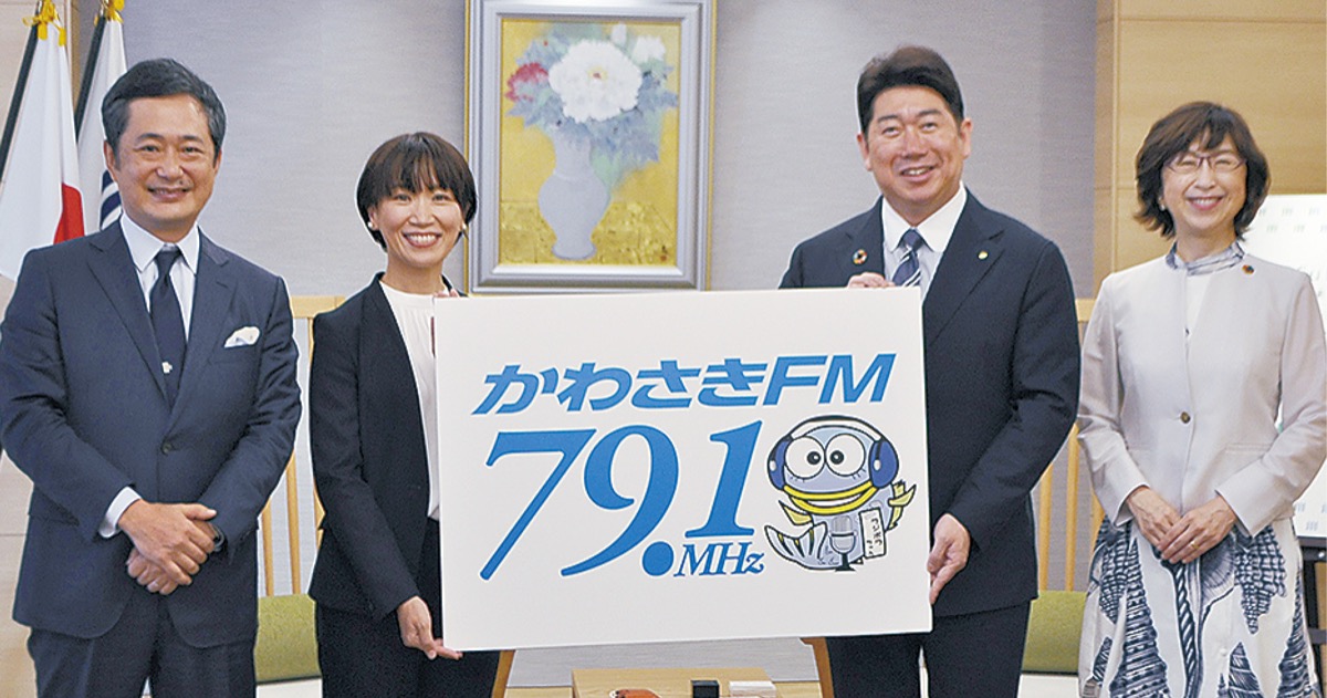 福田市長とパネルを掲げる大西氏（左から２人目）