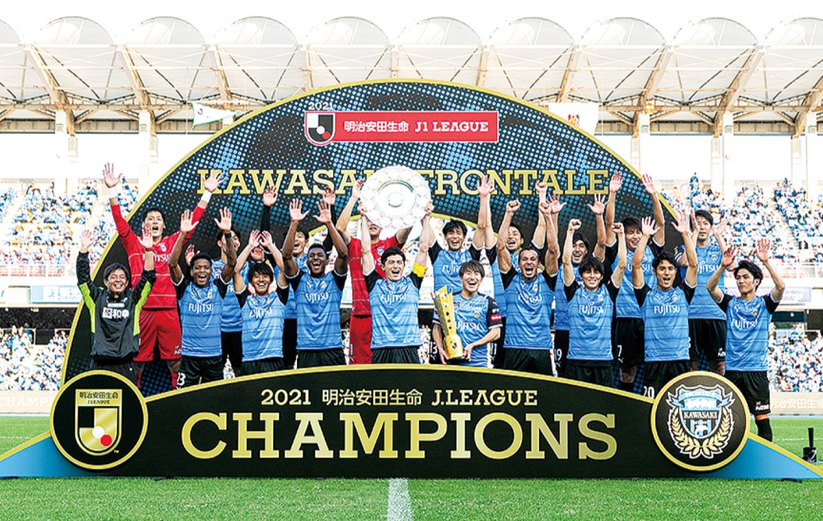 優勝シャーレ（銀皿）を掲げる選手　©川崎フロンターレ