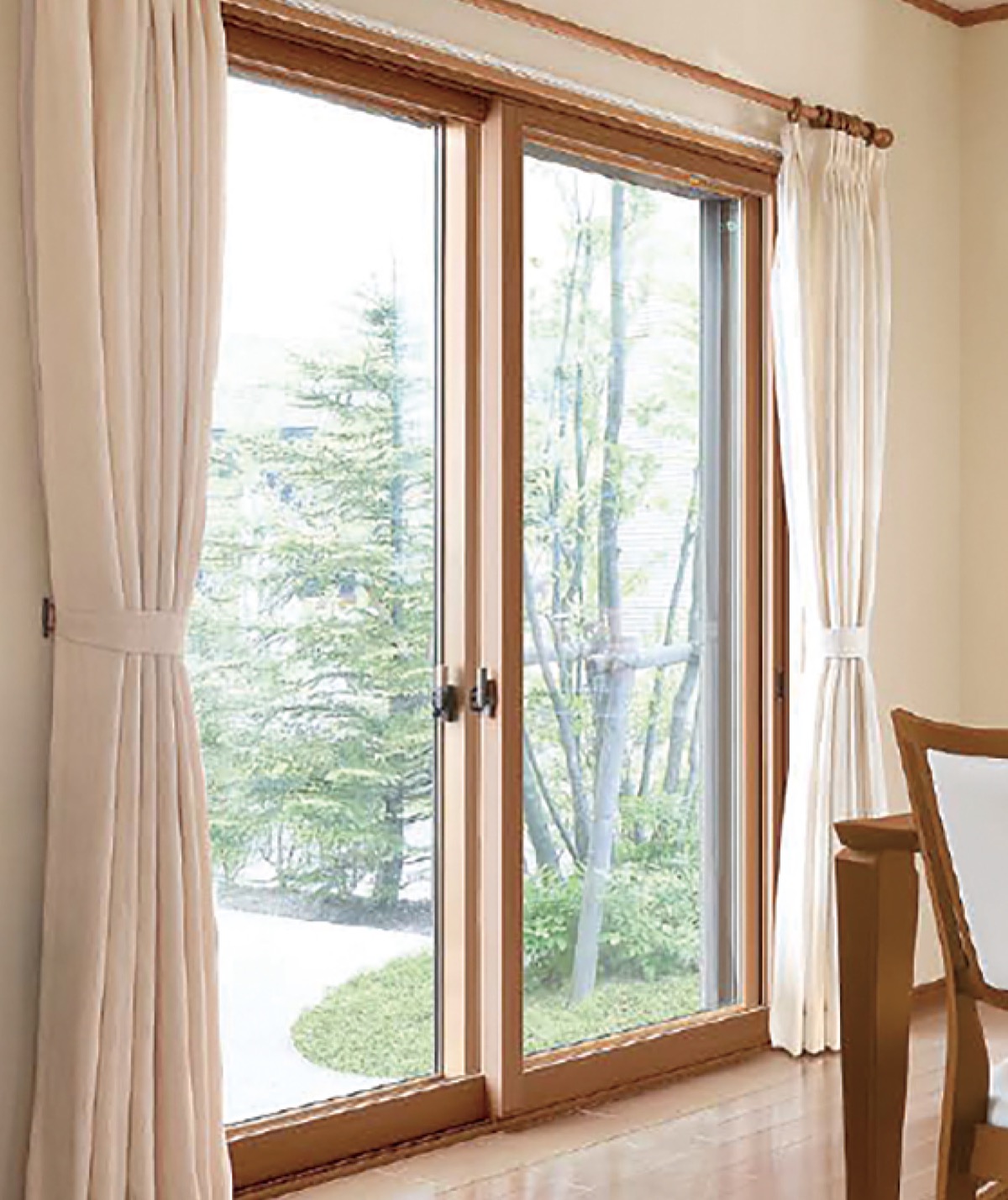 あたたかみのある木目柄がリビングにフィット（インプラス引き違い窓）