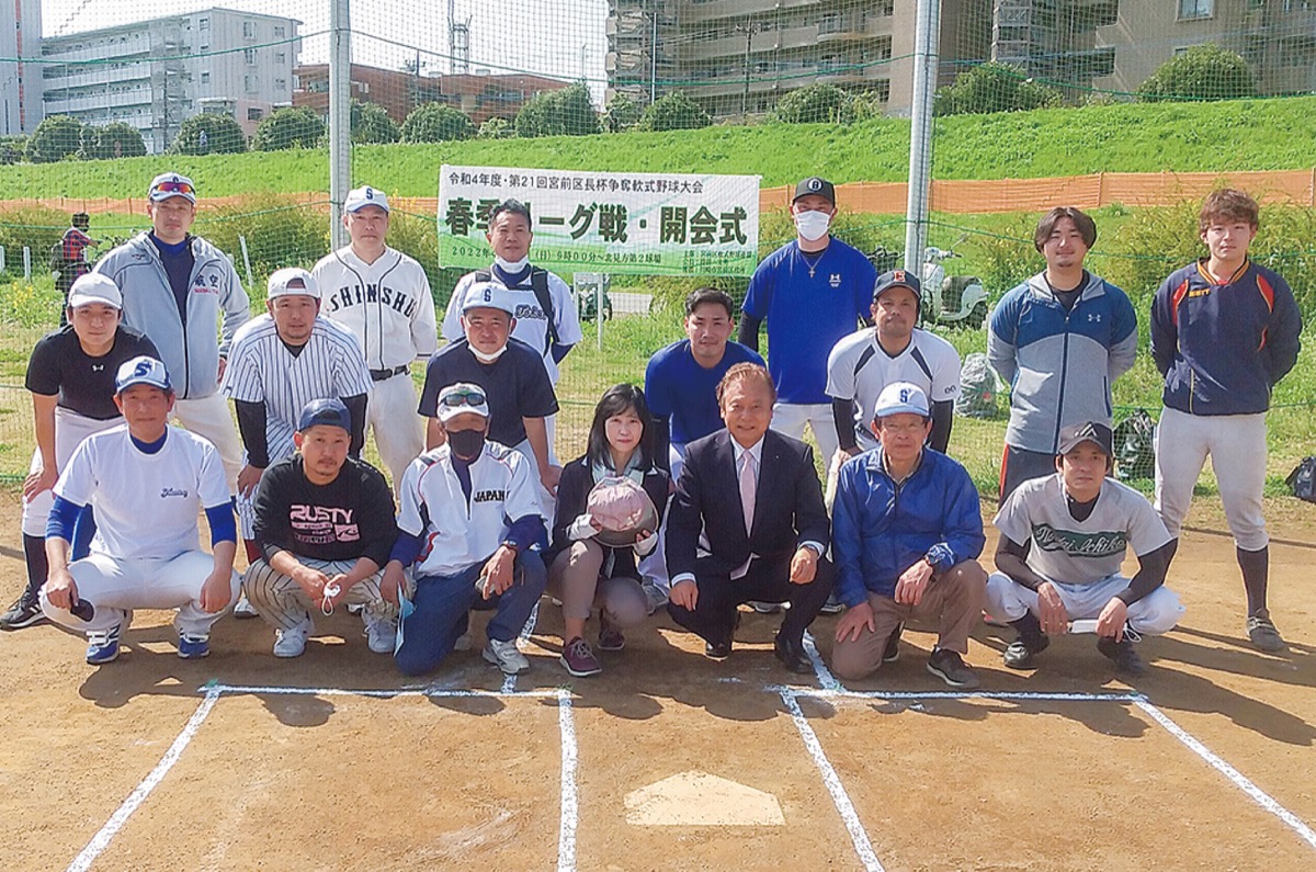 南区長（前列中央）と持田会長（前列右から３人目）、Ｏｌｄ Ｔｈｕｎｄｅｒｓのメンバーら