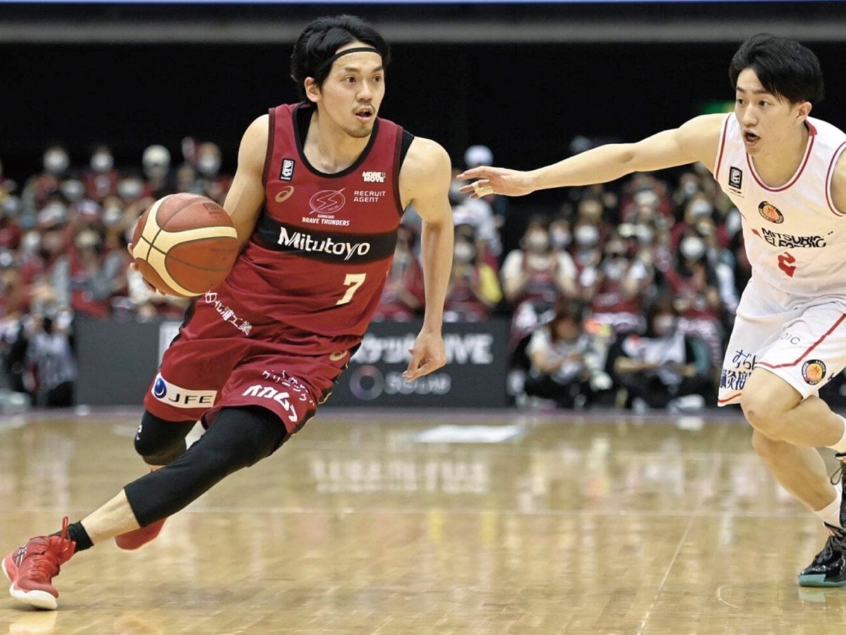 ドリブルで切り込む篠山選手＝15日、川崎ブレイブサンダース提供