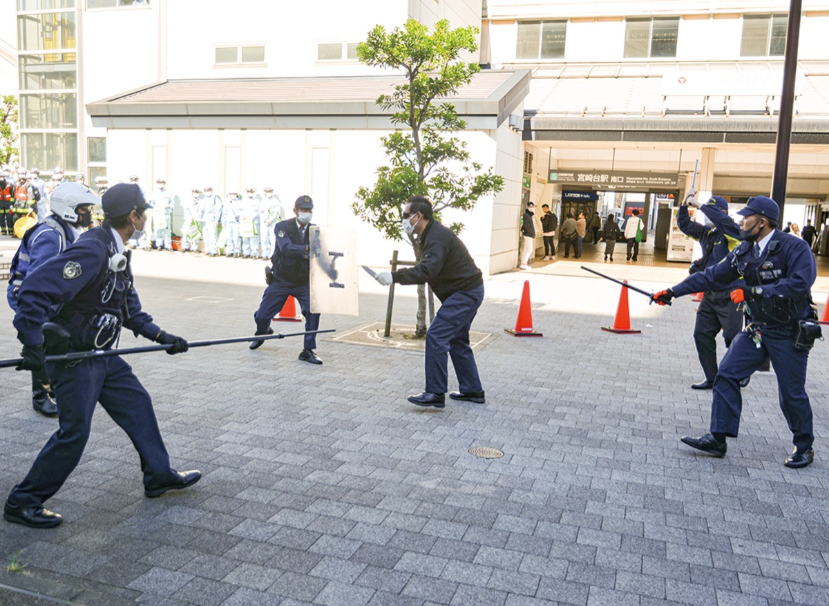 殺傷事件想定し訓練 鉄道・消防・警察3者で | 宮前区 | タウンニュース