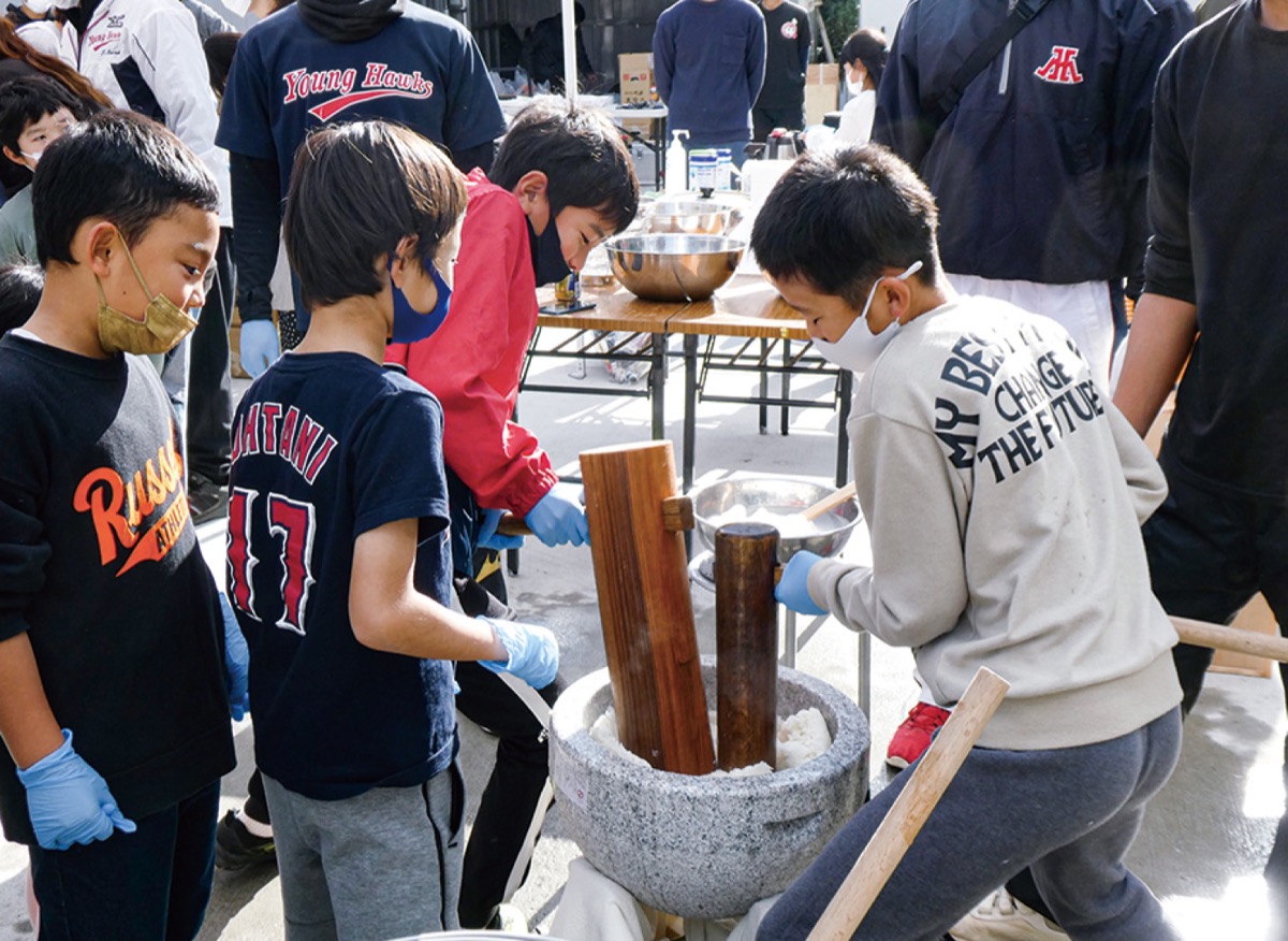 餅つきに挑戦する児童