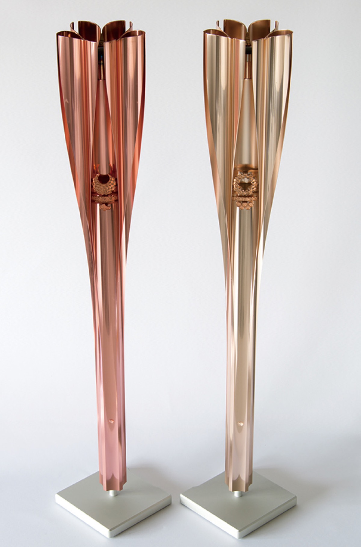 東京２０２０オリンピック・パラリンピック聖火リレートーチ(川崎市市民ミュージアム蔵)＝同館提供