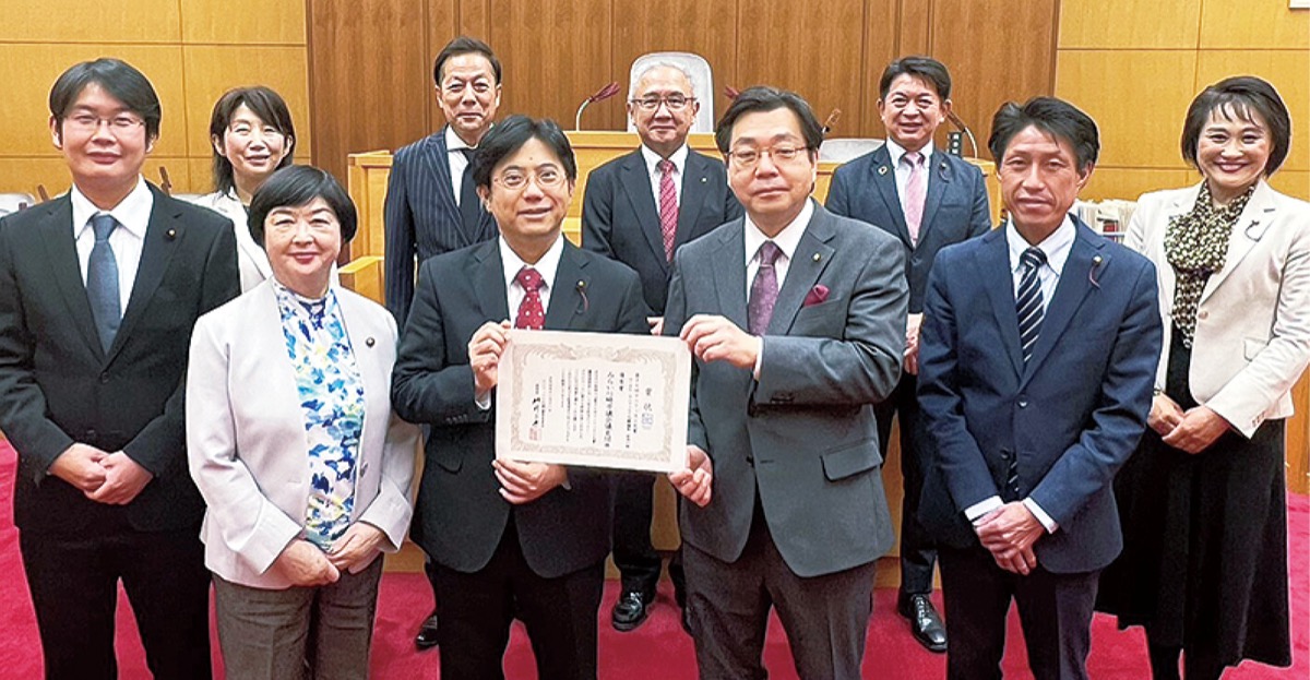 岩隈団長（高津区）を中心に受賞記念撮影