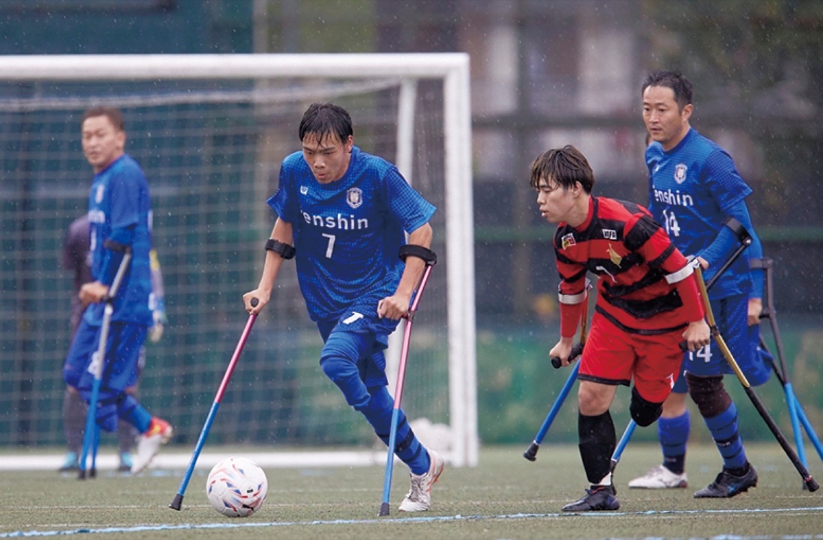 選手権での石井さん(青７番）＝鳥飼祥恵さん提供
