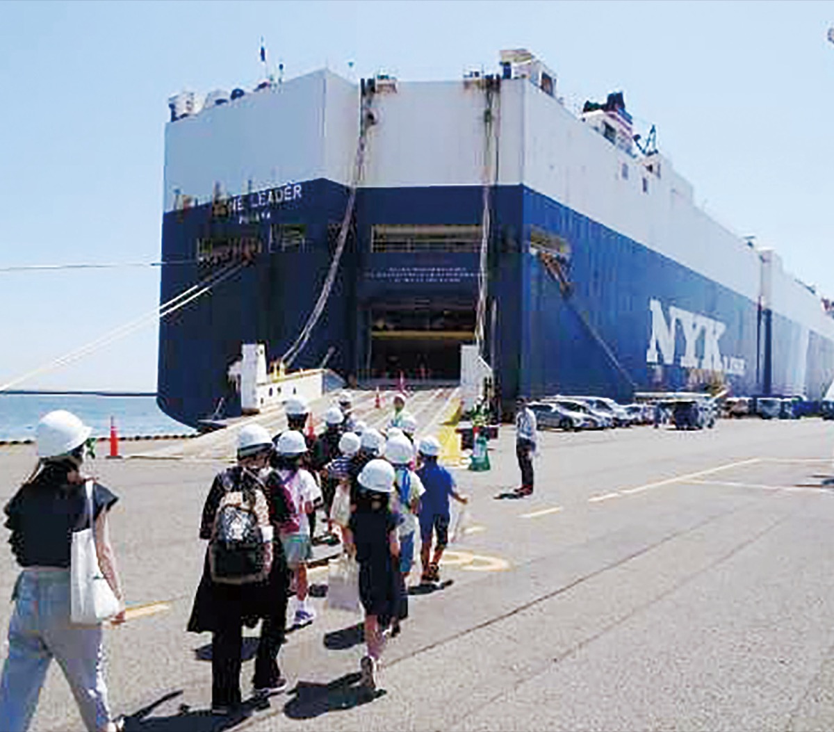 列になって乗船=市提供