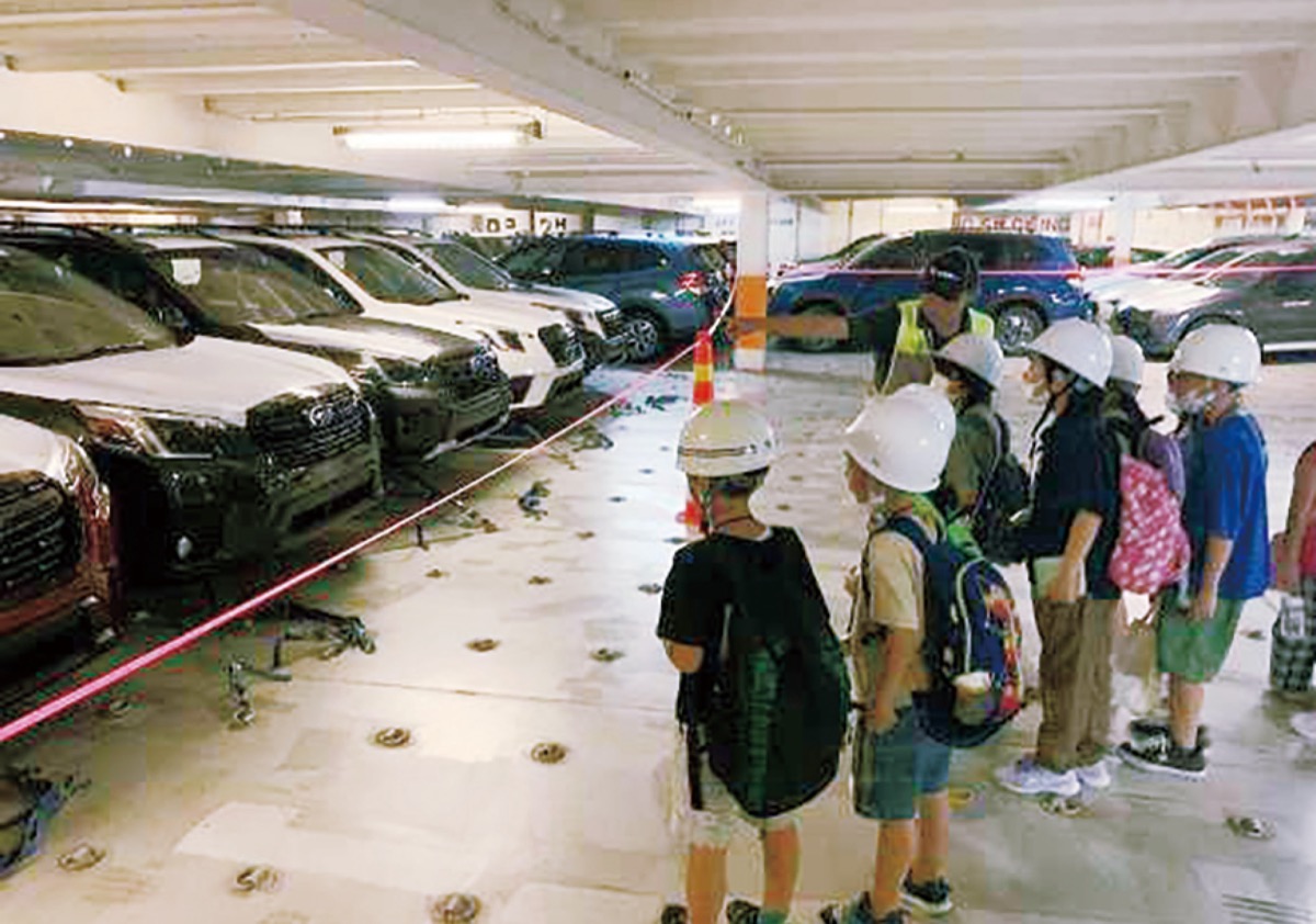 新車1800台の積み込みを見学