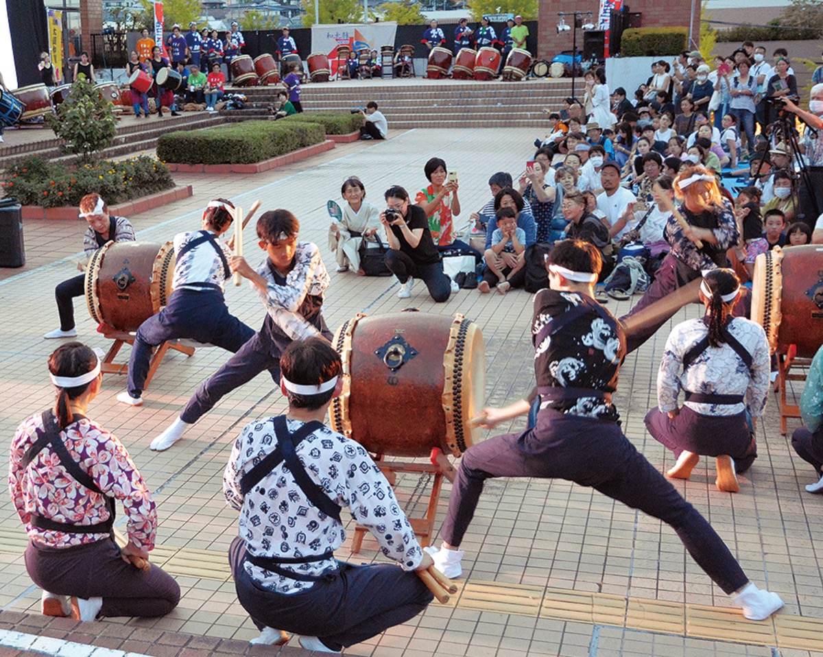 観客の前で練習の成果を披露する参加者