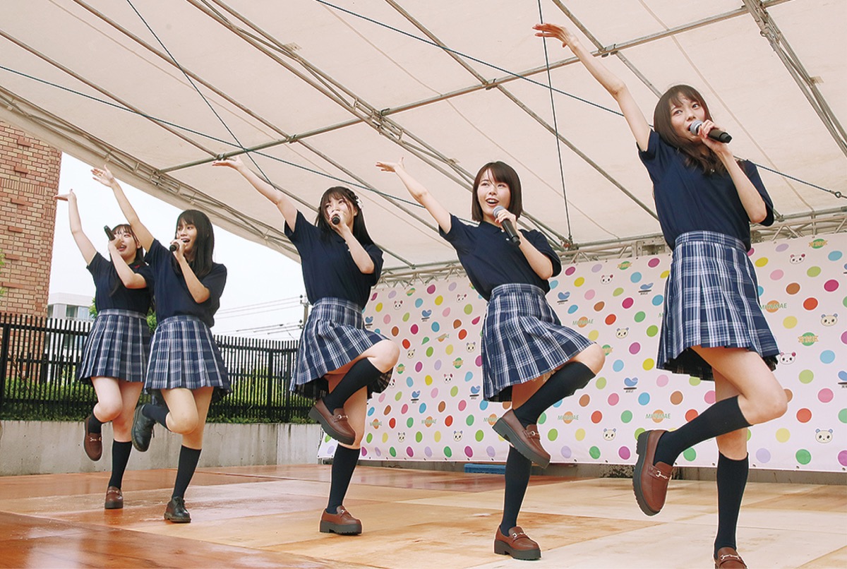 区民祭でパフォーマンスを披露するはちみつハニー